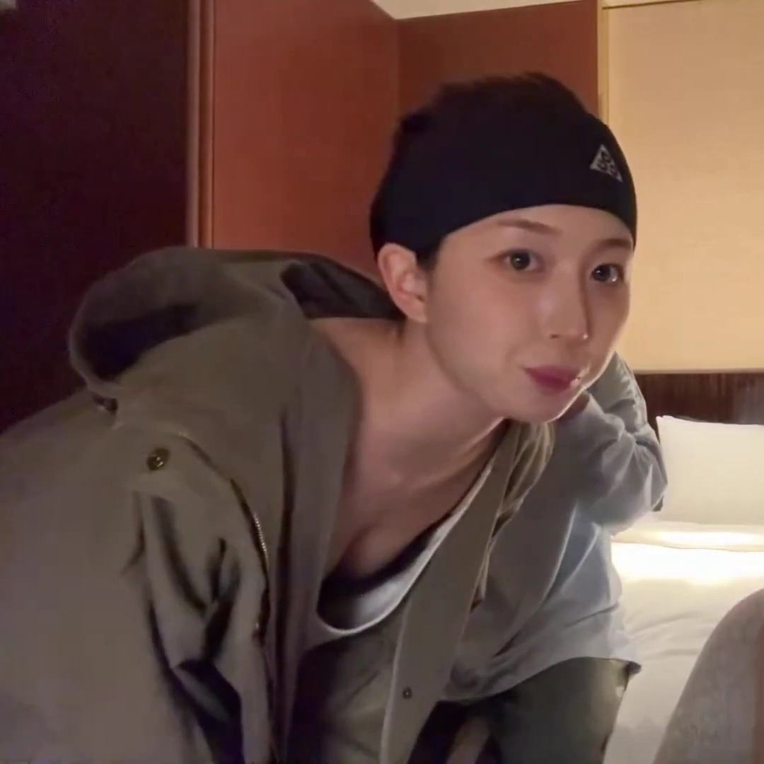 해원 가슴골 라방 중 방심한 순간 그대로 잡힌 노출각