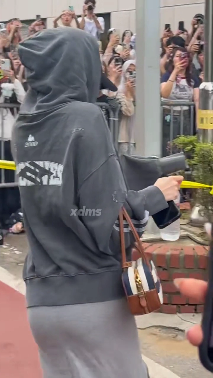 장원영 팬티라인 동탄미시룩 출근길 걸을 때마다 선명하게 찍혀