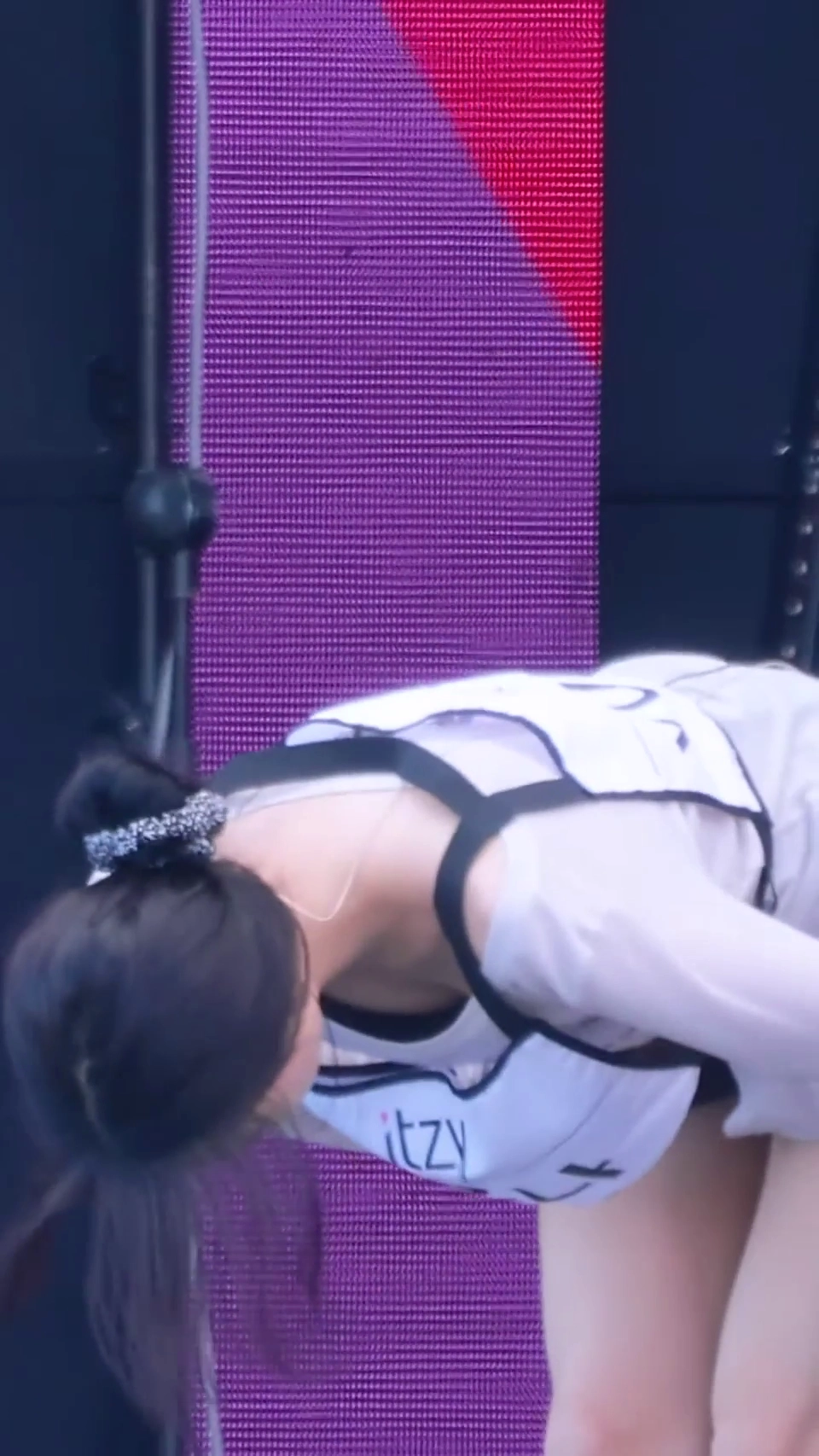 유나 가슴골 사복 리허설 끝내고 90도 인사에 아찔한 순간포착