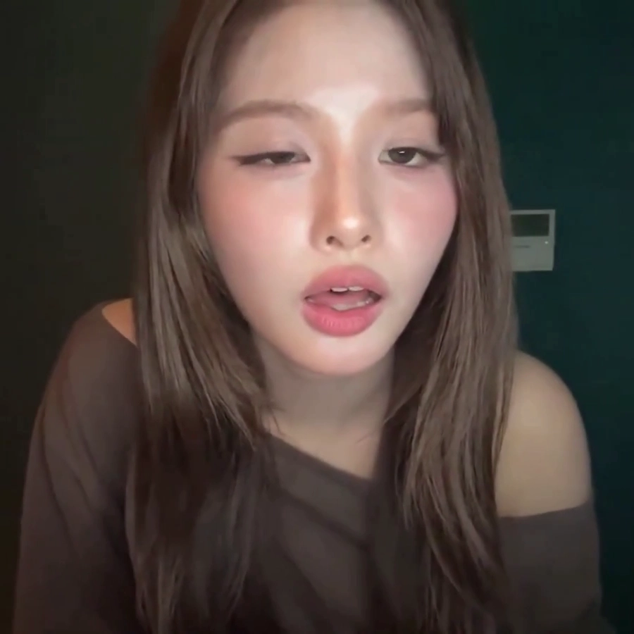 설윤 아헤가오 얼빡샷 라방 중 쭉 내민 혀에 팬심 폭발