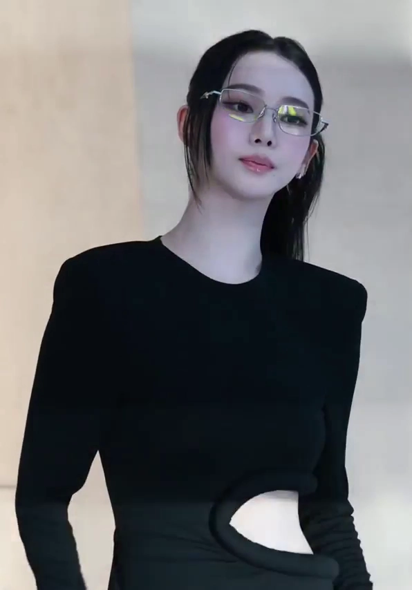 카리나 허리 라인 블랙 롱드레스 옆구리 트임에 드러난 치명 곡선