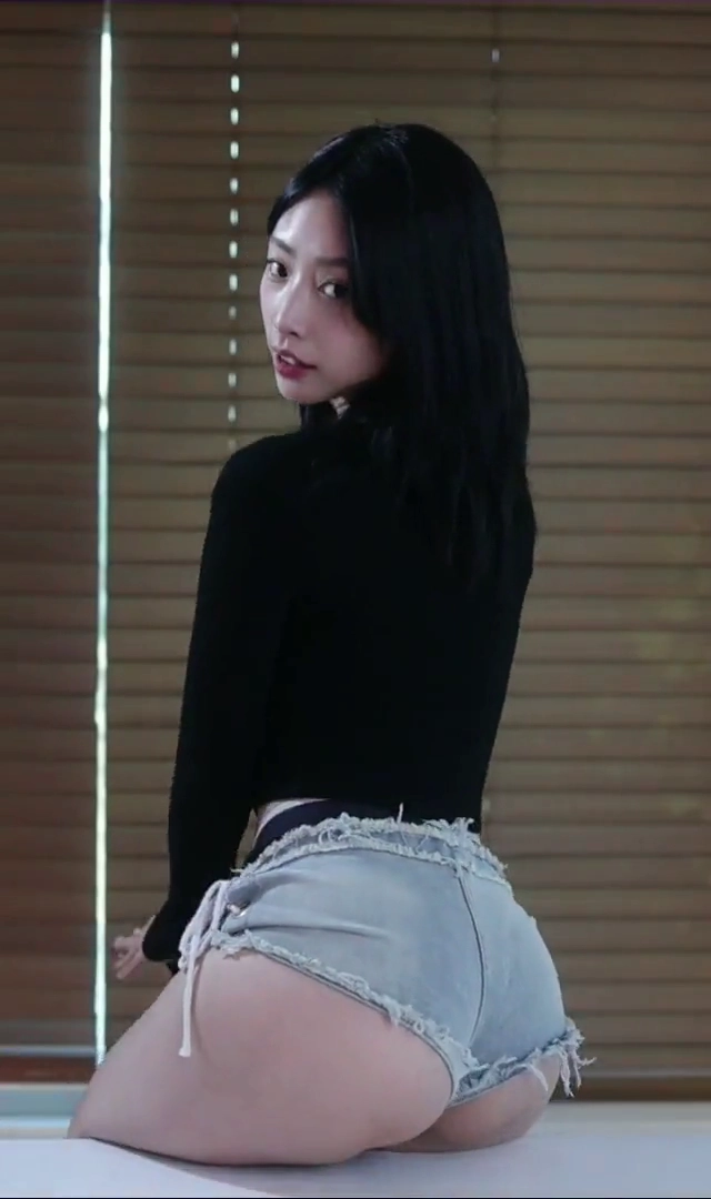 네린 엉밑살 청핫팬츠 착붙 핏 엉큰녀 매력 제대로