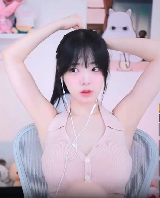 늑대채린 야드랑이 머리 묶다 포착된 아찔한 디테일