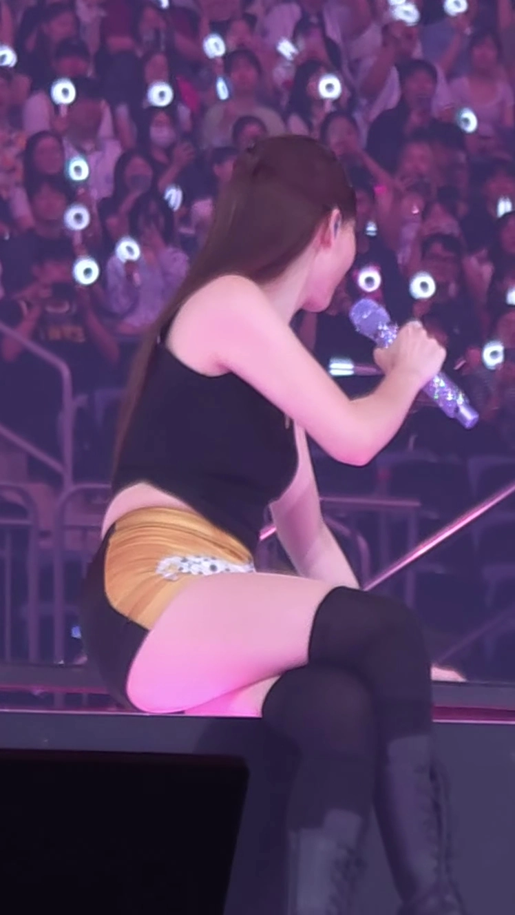 나연 엉벅지 다리 꼬고 앉은 무대 끝자리 방심 노출