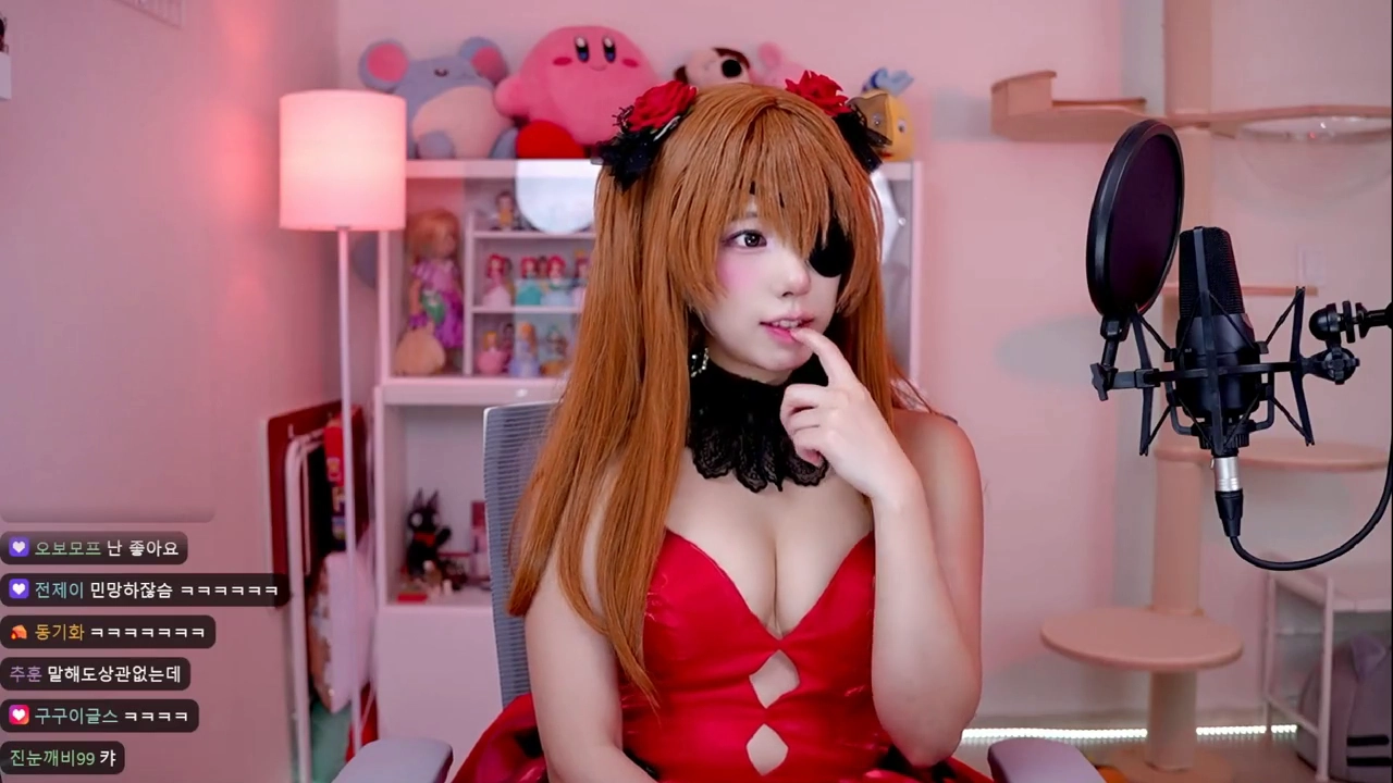 치지직 슈마 가슴 코스프레로 드러난 볼륨 이 정도였나