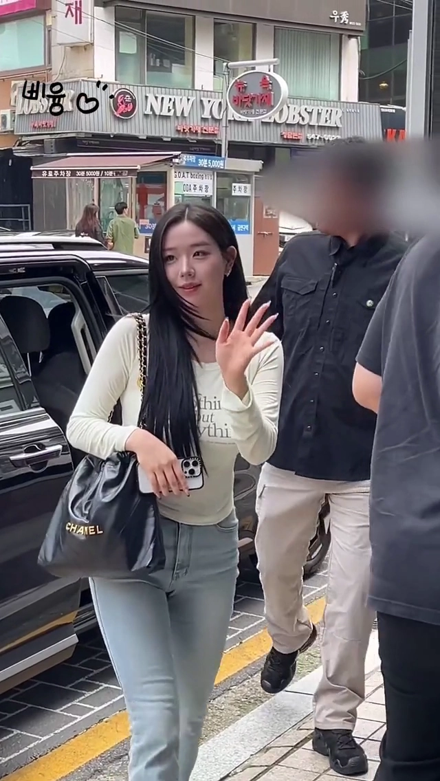 김채연 미드 묵직한 흰티 청바지 착장 출근길 초근접 포착