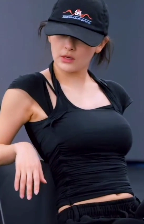 레드벨벳 슬기 가슴라인 봉긋하게 드러난 홀터넥 민소매 자태