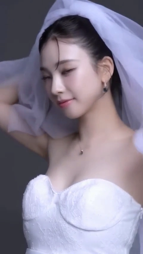 카리나 가슴골 웨딩드레스 착장 촬영 중 벌어진 틈새로 폭발한 볼륨