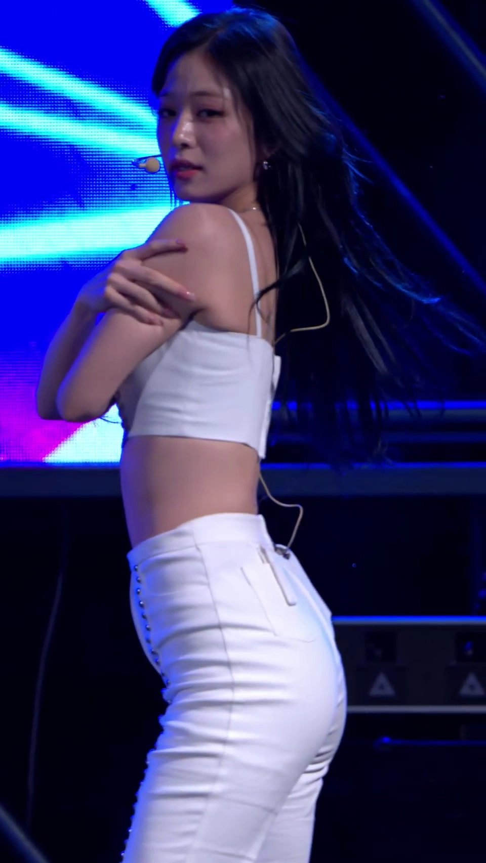 프미나 이채영 엉덩이 터질 듯 꽉 조인 뒤태