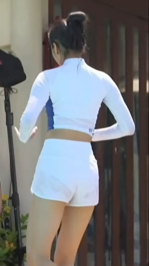 아이브 안유진 팬티라인 수영장 물 젖어 비친 순간포착