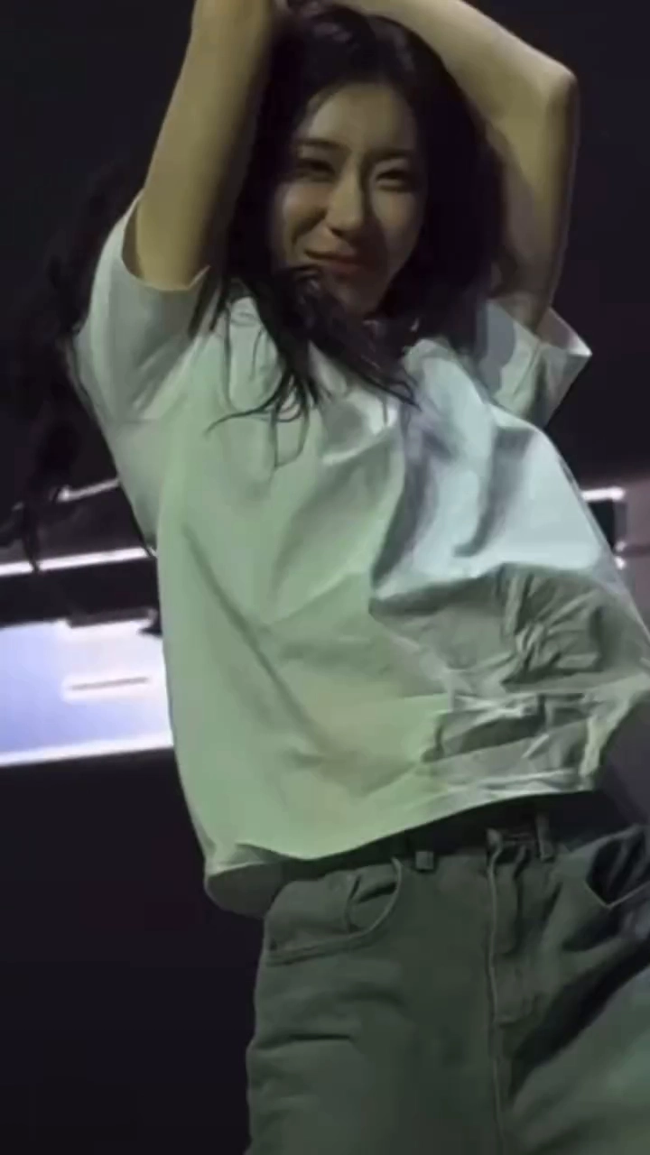 ITZY 채령 야꼽 노출 티셔츠 걷어올린 댄스에 팬들 눈 돌아감