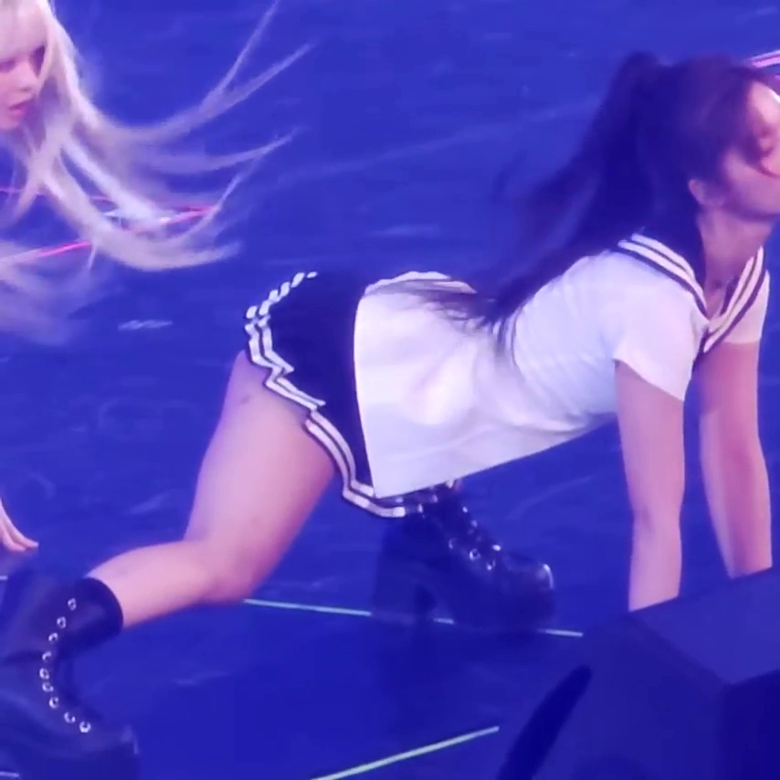 엔믹스 설윤 엉벅지 교복치마 찢어지듯 벌려 엎드린 안무