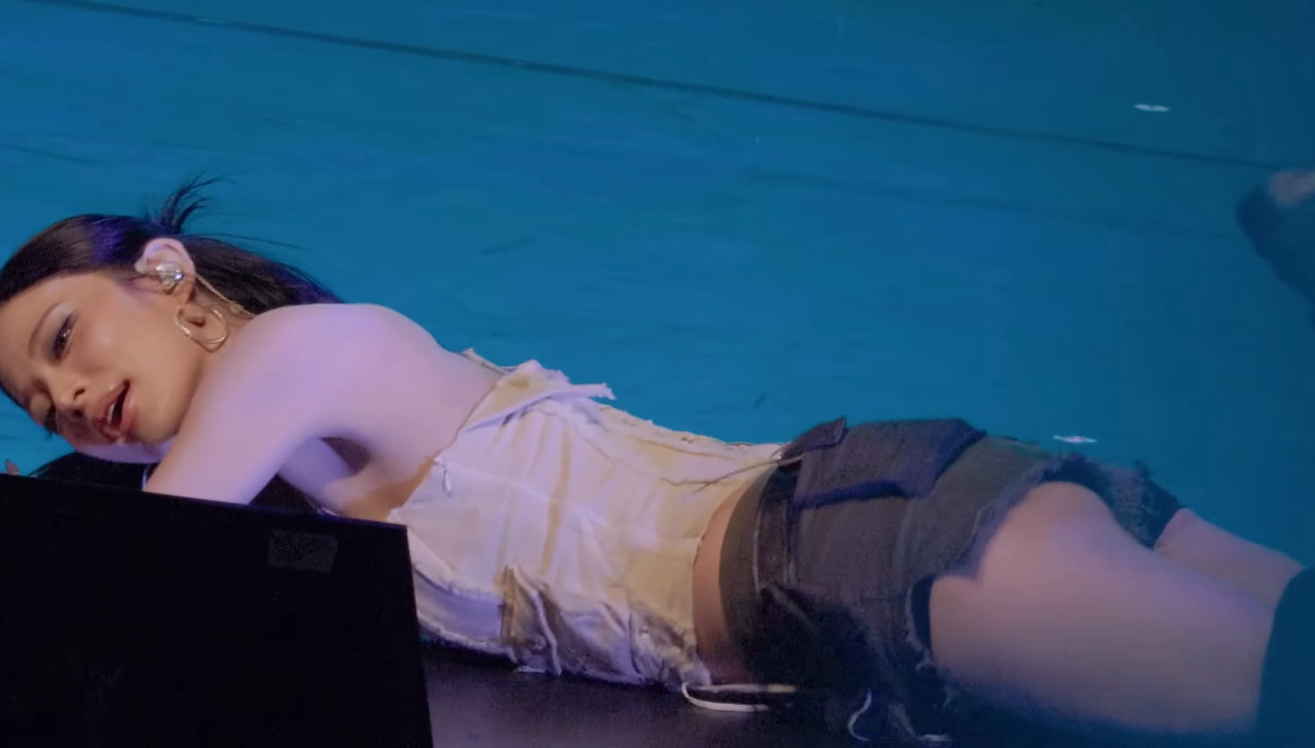 프로미스나인 이채영 엉밑살 바닥에 엎드린 순간 다보여