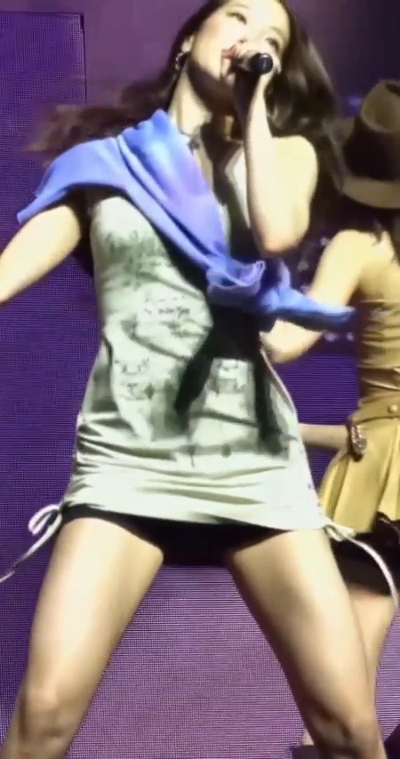 르세라핌 카즈하 허벅지 원피스 틈새로 드러난 탄탄한 내전근