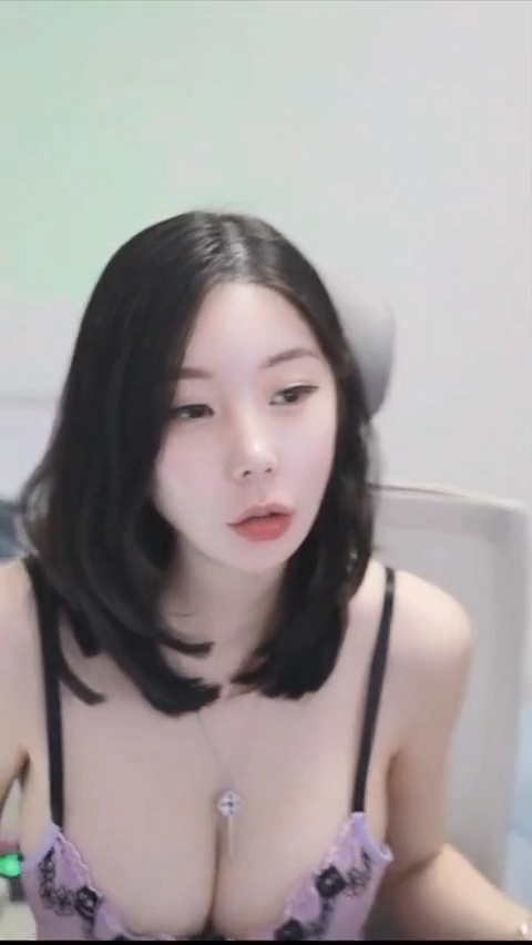 여캠 슴골 남자 니즈 정조준한 의상에 시선 강탈