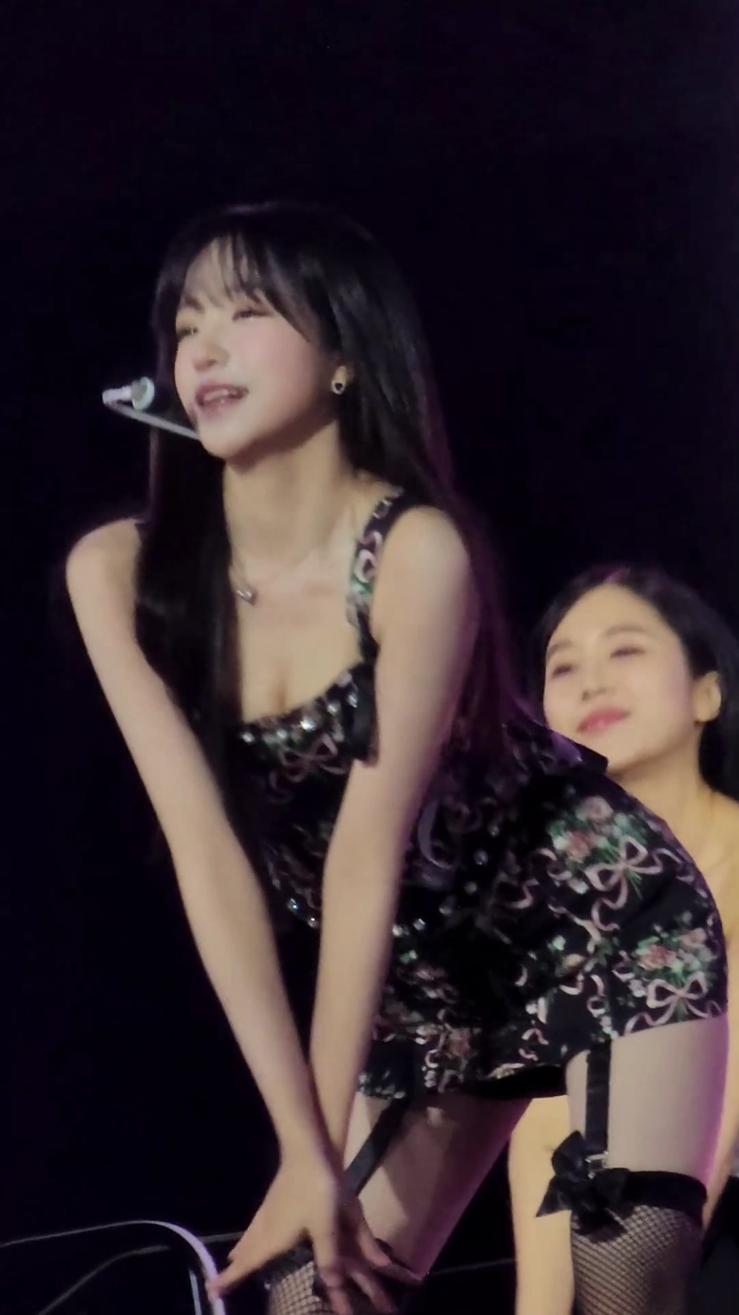 조유리 가슴골 팔 꼬아 모으는 압박에 드러난 볼륨