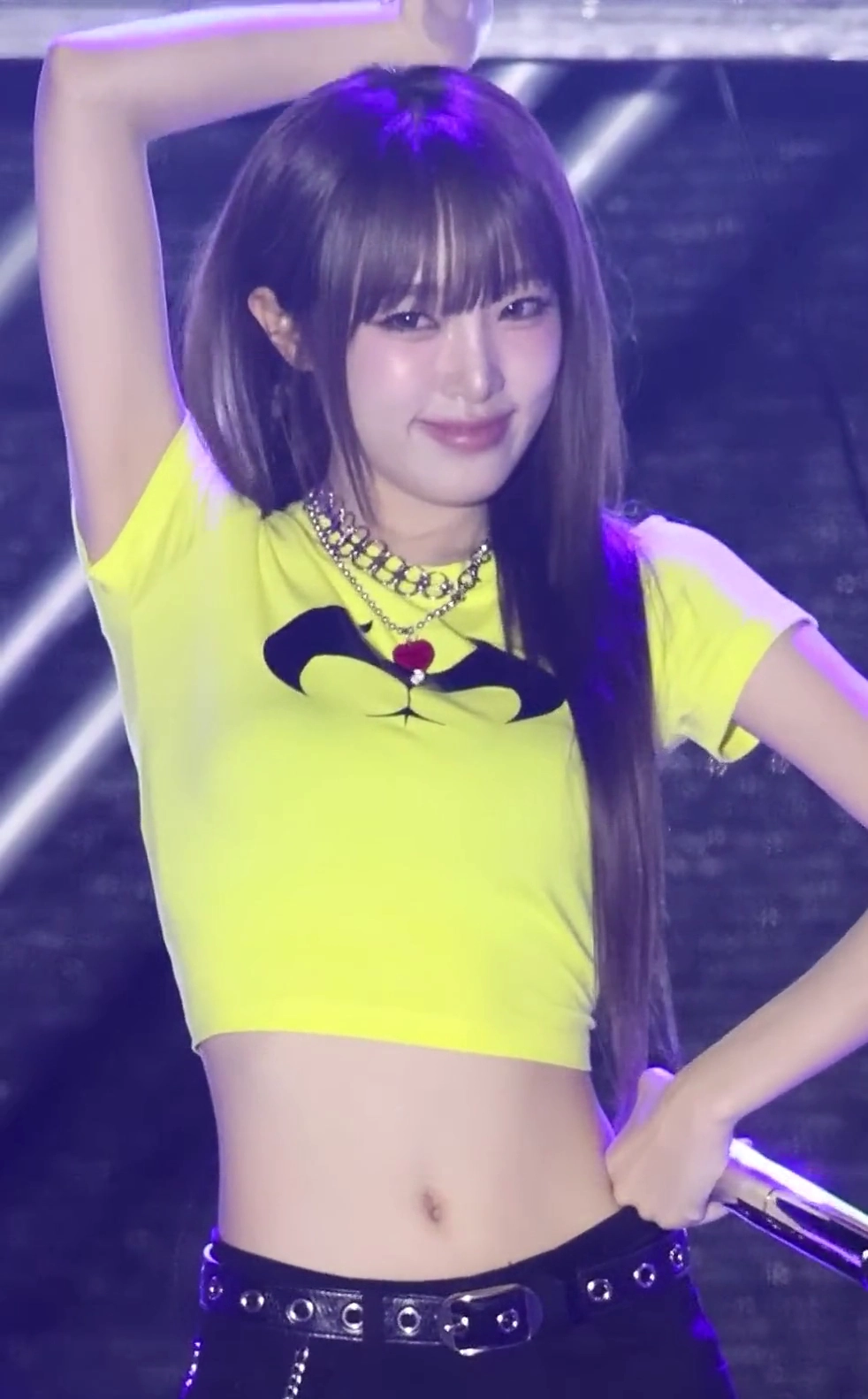 최예나 야꼽 노출 크롭티 올릴 때 드러난 개미허리