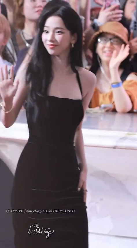 카리나 가슴골 드러난 블랙벨벳 드레스 묵직한 골반 직격