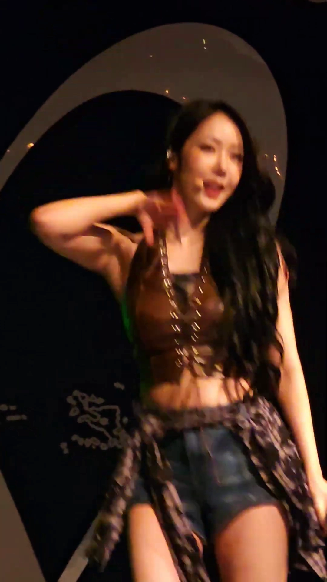 비비지 신비 꿀벅지 청핫팬츠 터질 듯 조여든 라인