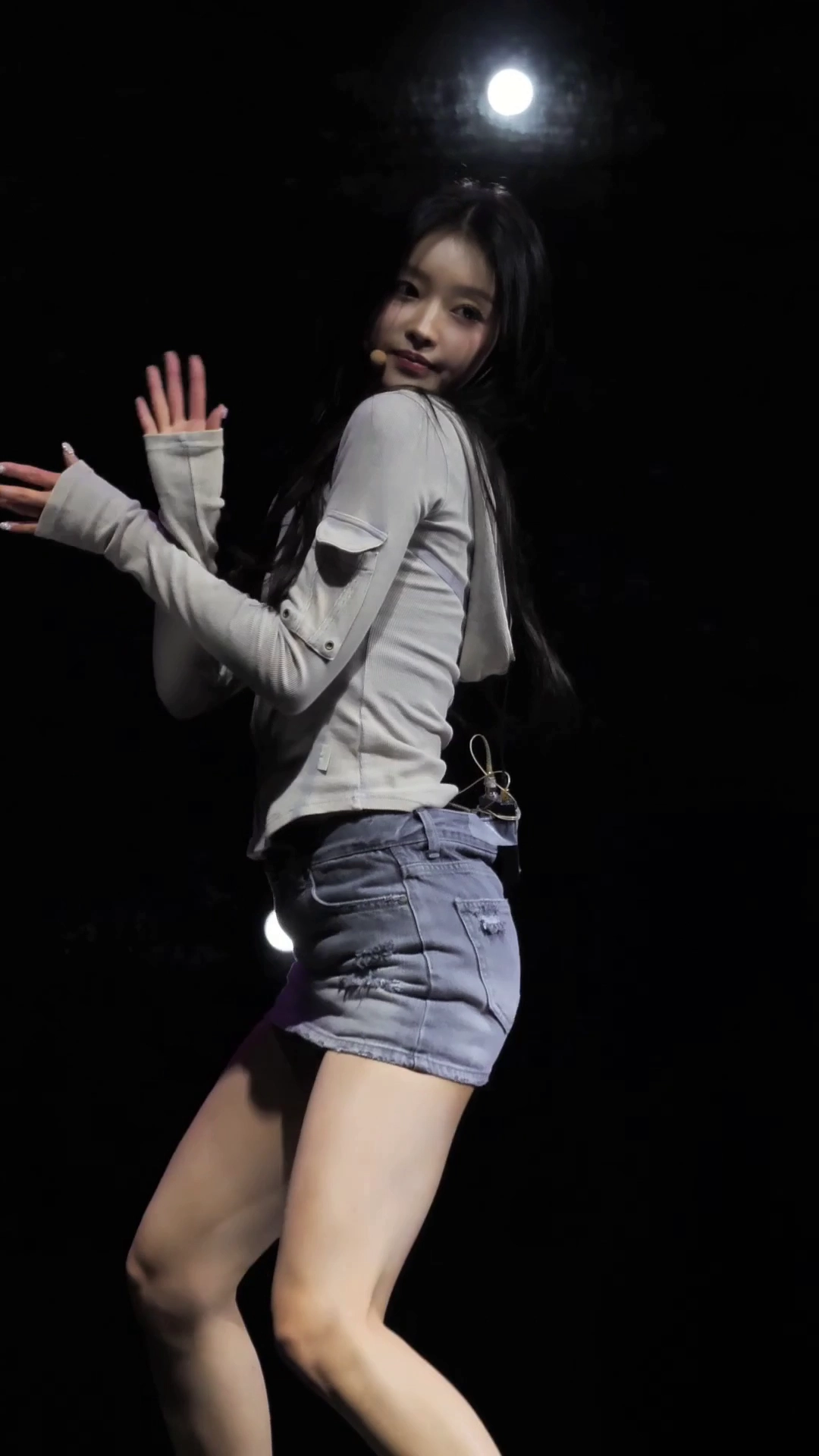 오마이걸 유아 허벅지 밑에서 잡힌 청미니 내전근 클로즈업