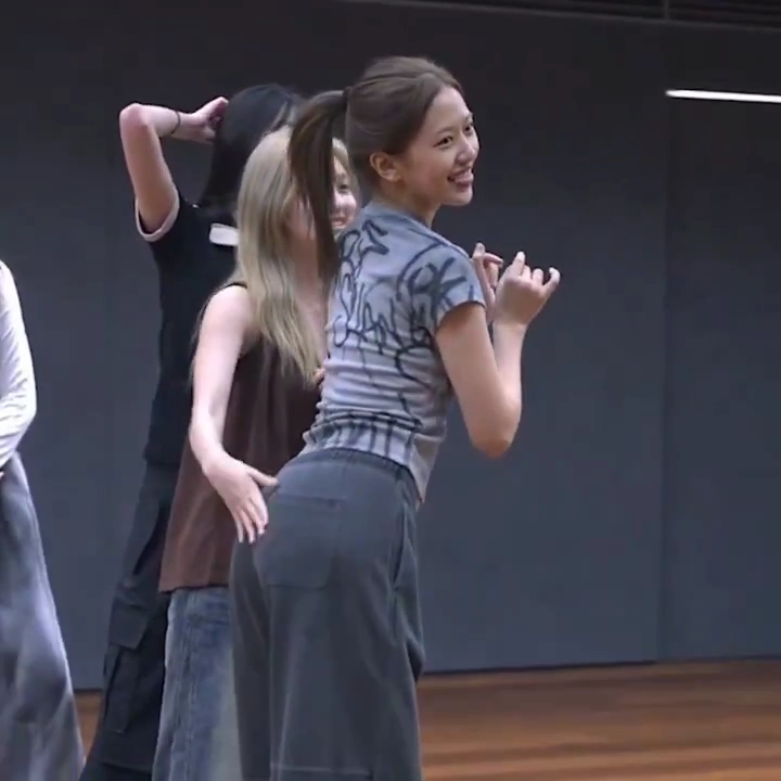 요망하게 흔드는 안유진 엉덩이 궁디팡팡 해주는 가을 선배