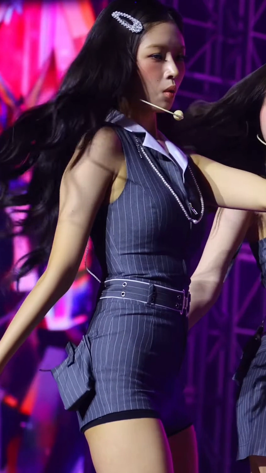 아이브 레이 엉밑살 노출 턴 한 번에 다 드러나