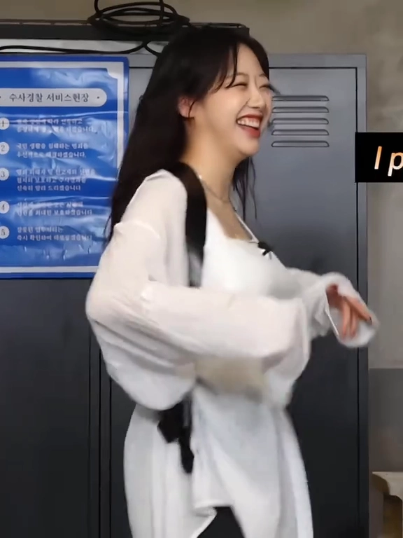 지지원 가슴 볼륨 여형사룩 섹시 무드 폭발