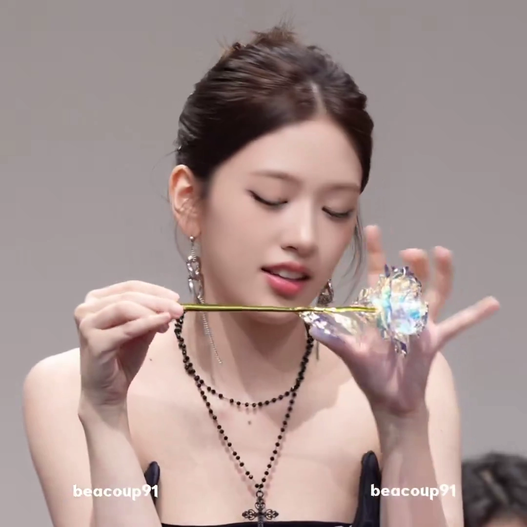 아이브 안유진 오프숄더 어깨라인 따라 노출된 뽀얀 피부