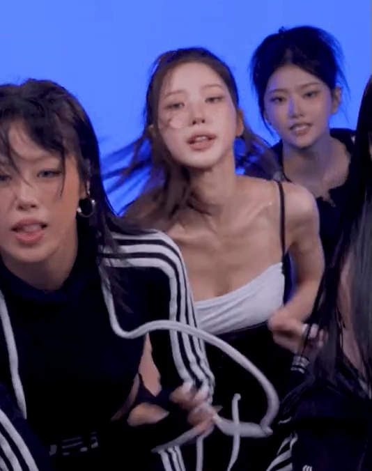 배드빌런 빈 가슴골 끈원피스 팔 교차하며 은근히 모아