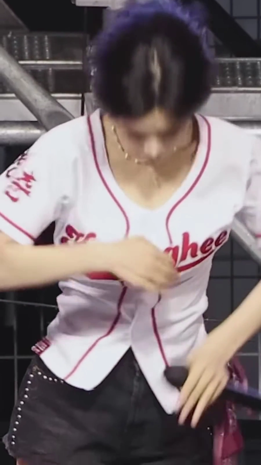 예지 가슴골 노출 경희대 유니폼 틈새 숙이며 잡힌 역대급 장면