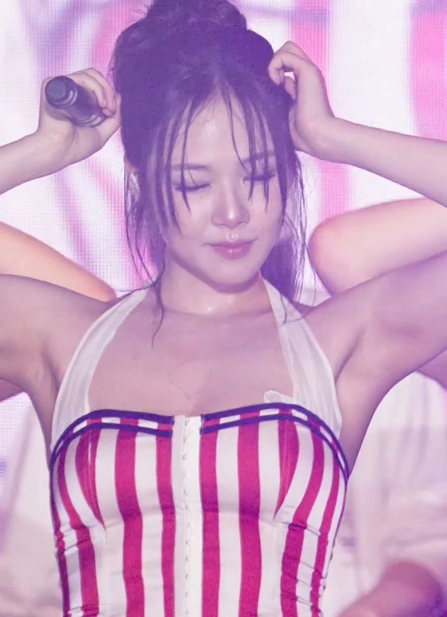 비비 가슴골 땀에 젖은 홀터넥 출렁 무빙