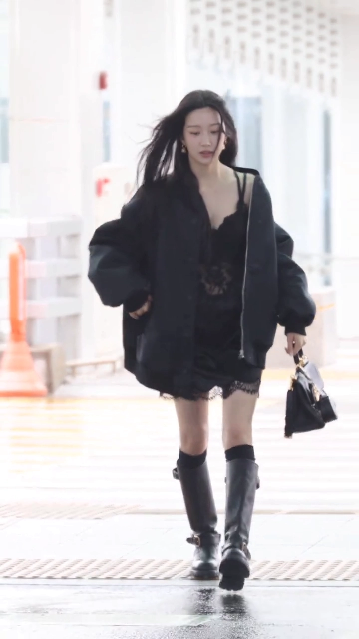 문가영 윗슴 푹 파인 란제리 슬립 공항패션