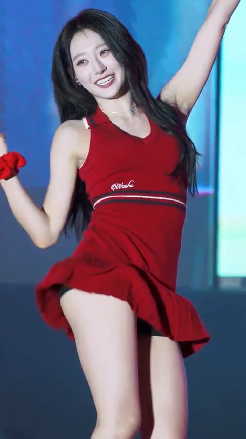 하이키 휘서 도끼자국 노출된 스포티한 테니스 의상 턴