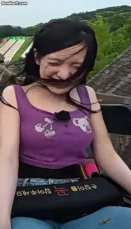 수이 미드 바운스 놀이기구 덜컹일 때 따라 흔들려