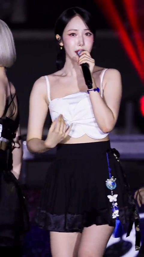 비비지 신비 야드랑이 가슴가리개 두팔 올린 순간 포착