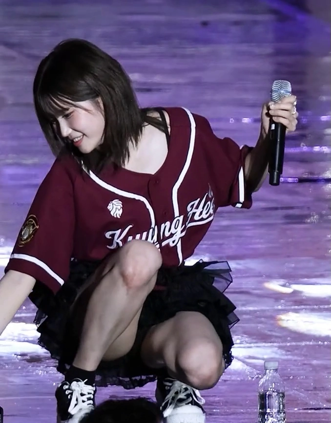 프로미스나인 송하영 검속 쪼그려앉아 팬 폰 건네받은 순간 노출