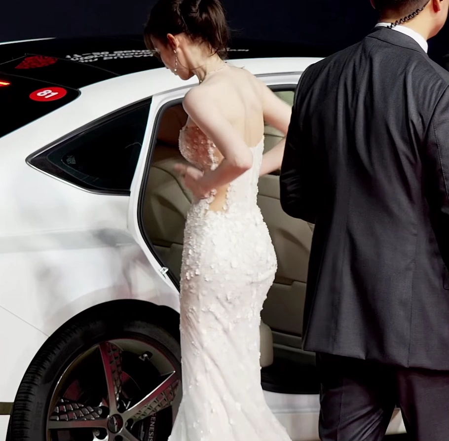 전종서 가슴골 드레스 차에서 내려 매만진 순간 포착