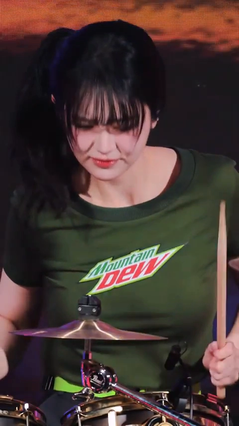 QWER 쵸단 가슴 체구 작아도 터질 듯 묵직한 볼륨