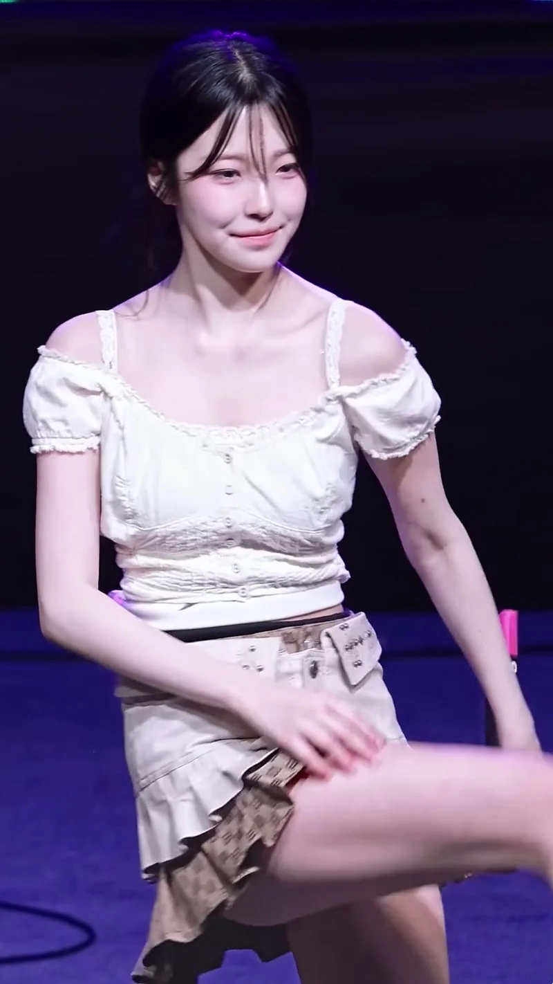 백지헌 엉밑살 프릴의상 턴동작에 노출된 아찔한 순간