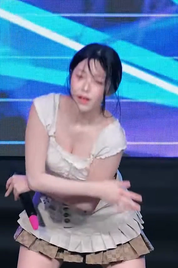 백지헌 가슴골 앞으로 숙이자 터질 듯 쏟아져