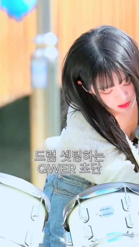 쵸단 가슴골 드럼 셋팅하다 방심한 순간 깊게 파여