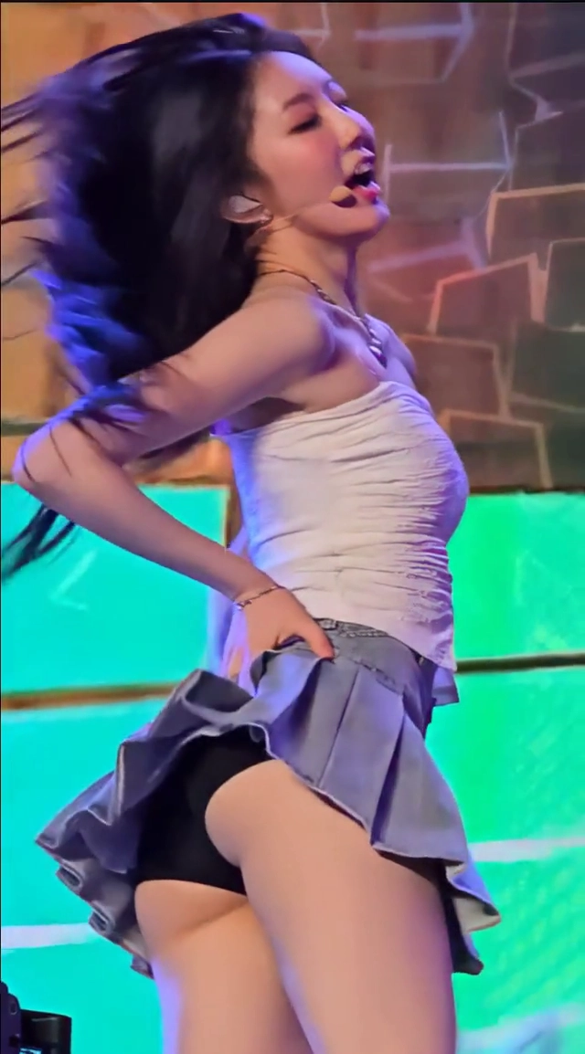 주현 엉밑살 노출 라잇썸 무대 자신만의 매력 터트려