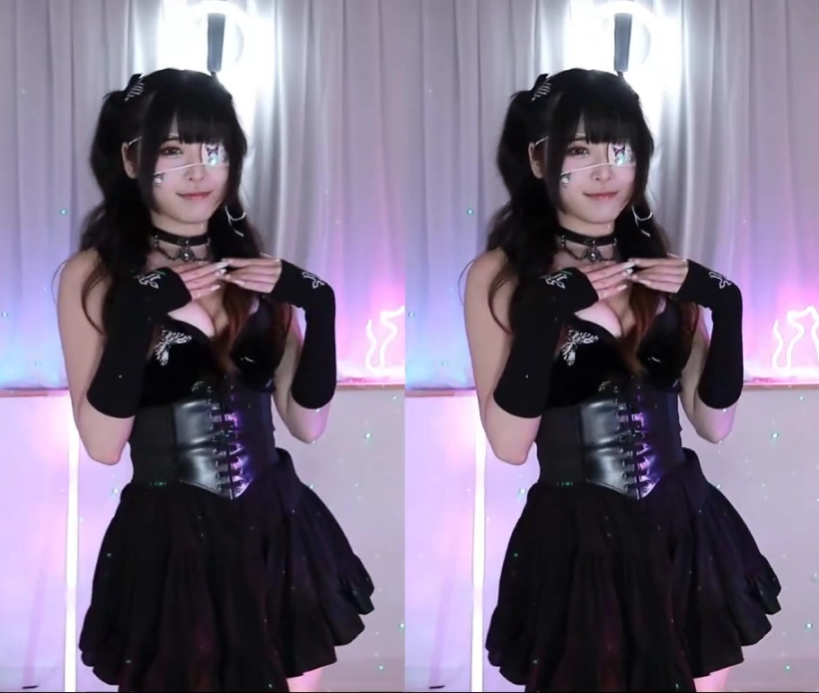 시루다냥 가슴골 출렁 코르셋 위 검정 브라에 담긴 장면