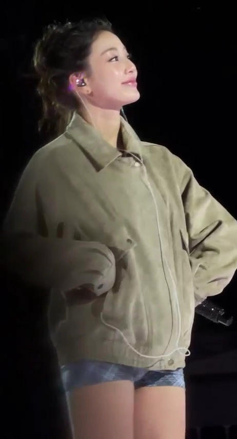 지효 Y존 도드라진 레깅스 무대의상 반응 폭발