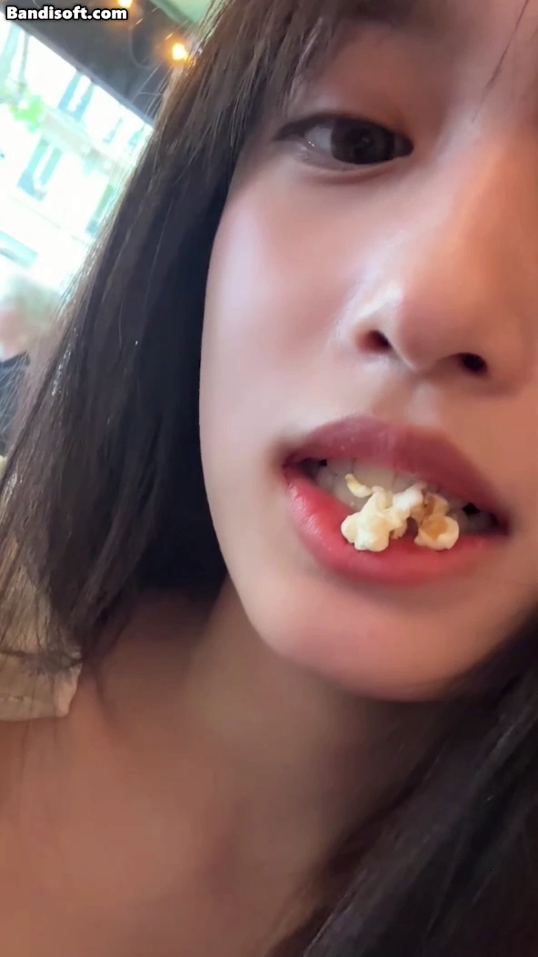 이서 입술 팝콘 물린 요망한 얼빡샷