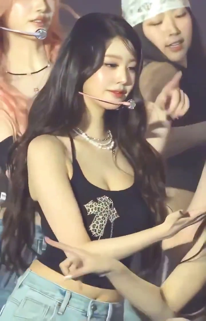 아이브 장원영 슴골 무대 위 찰랑 섹시 퍼포먼스