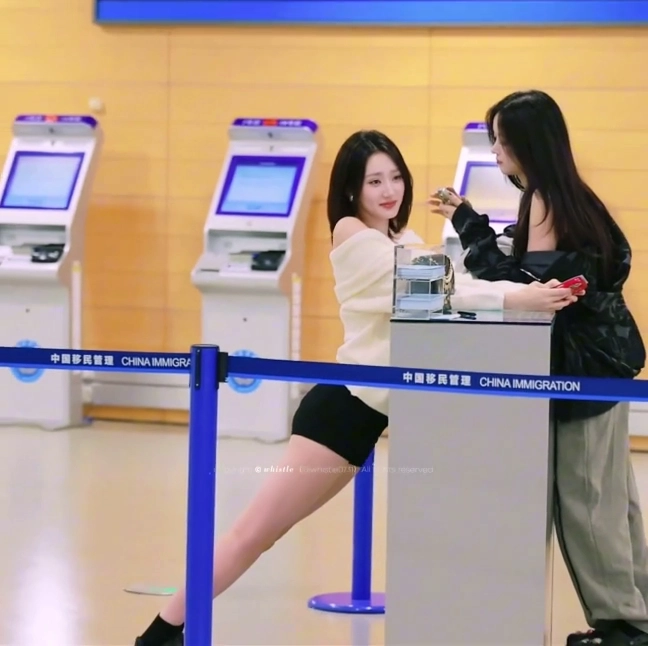 하이키 휘서 엉덩이 탄탄함 드러난 장난 포즈 공항 직캠