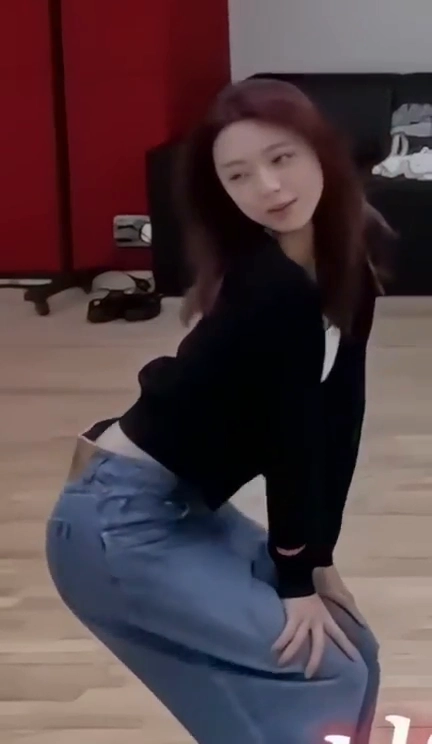 유나 엉덩이 헐렁 청바지 통통 튕기며 연습실 춤 연습