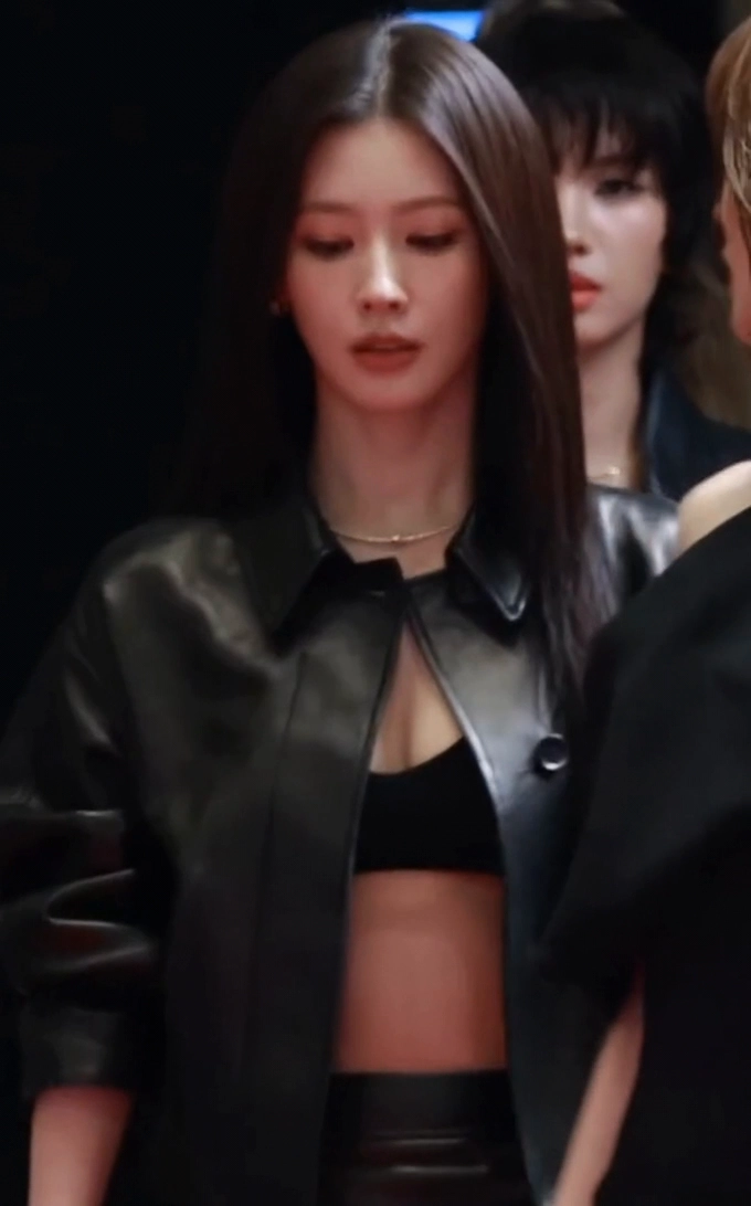 아이들 미연 슴골 골지 브라 자켓 속 은근 노출