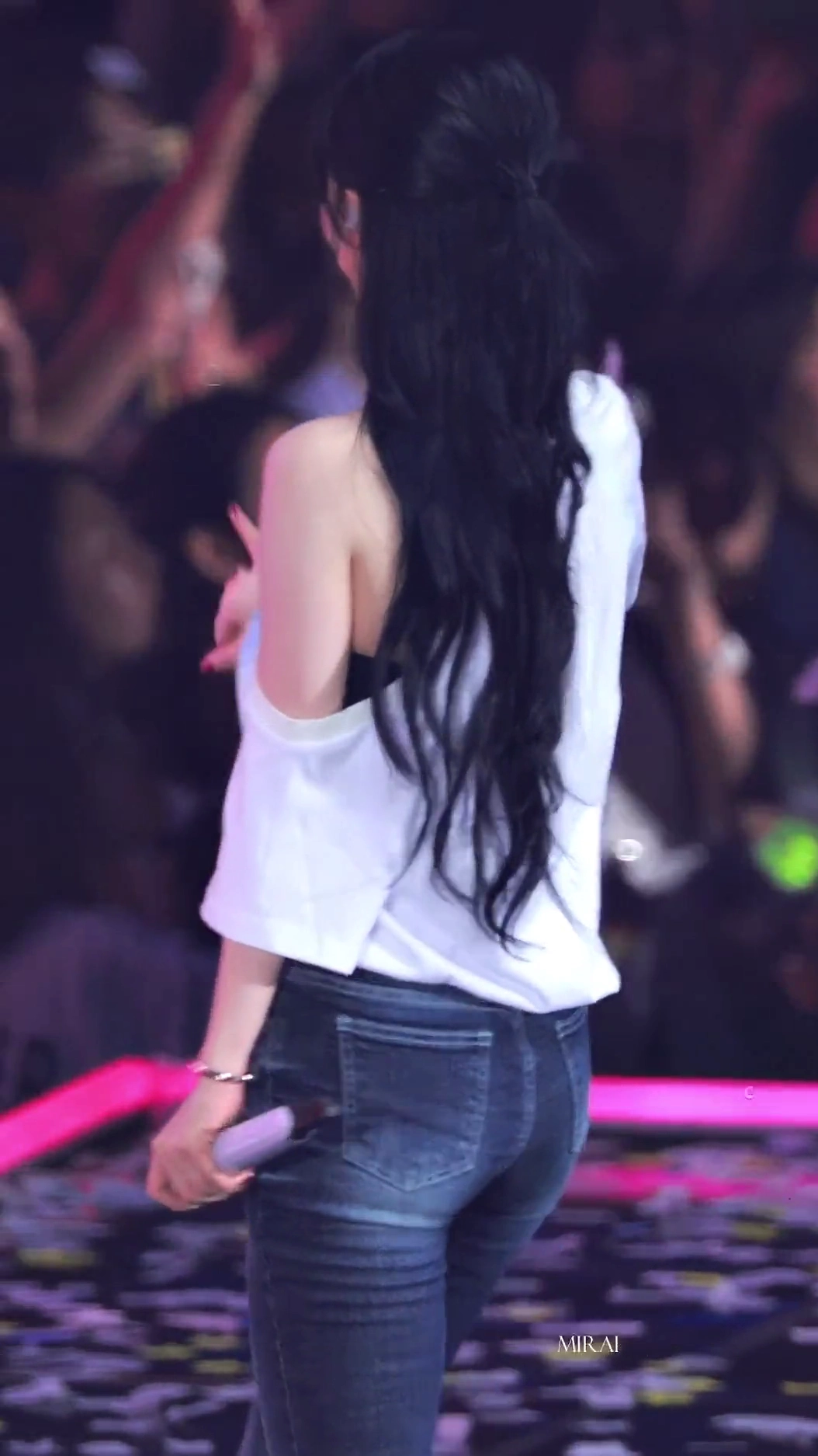 카리나 엉덩이 청바지를 압도하는 살아있는 움직임